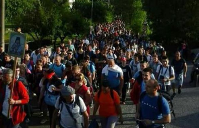Krenula litija hodočasnika koji pješače od Sabornog hrama do manstira Ostrog