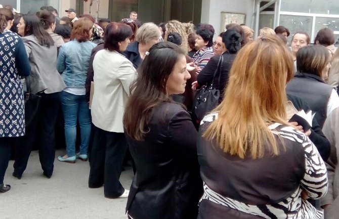 Majke poručile: Ako nam ne date rješenja,  blokiraćemo Zavod za zapošljavanje!