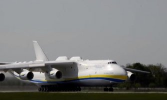 „Leteća gromada“: 50 hiljada Australijanaca dočekalo najveći avion na svijetu(VIDEO)