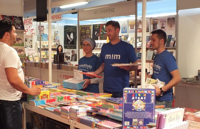 Članovi M!M tima sa Momčilom Otaševićem prikupljali donacije na Sajmu knjiga