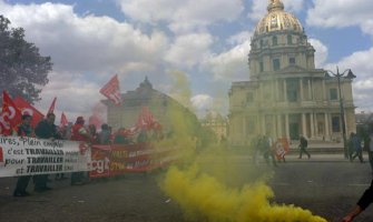 Policija suzavcem  rastjeruje  demonstrante, blokade puteva širom Francuske (Foto, Video)