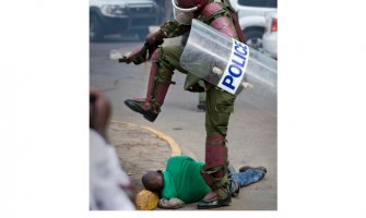 UZNEMIRUJUĆI SADRŽAJ: Policija brutalno tuče i puca na demonstrante(VIDEO)
