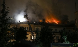 Požar u bolnici: Blizu 100 pacijenata prebačeno u susjedne blokove (Foto)