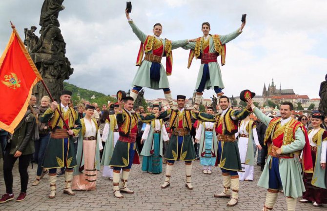 Crnogorsko kolo i zastava na Karlovom mostu u Pragu