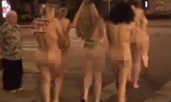 Policija natjerala prostitutke i mušterije da goli hodaju ulicama (Video)