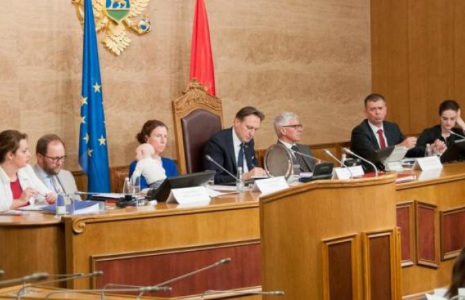 Beba u Parlamentu događaj koji nosi više poruka