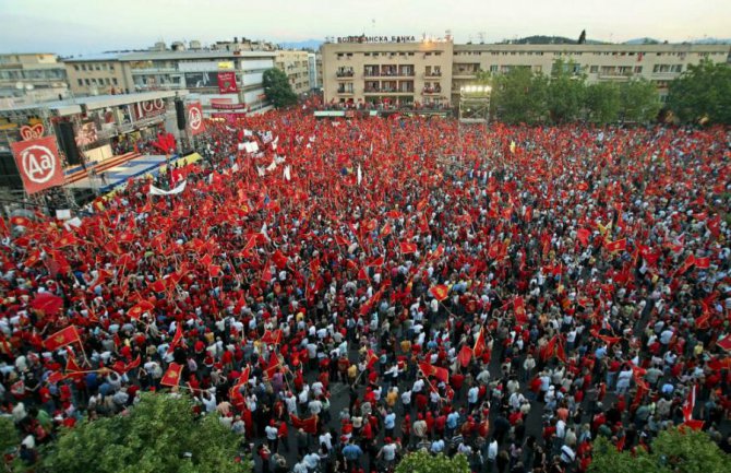 Svečani program na Trgu nezavisnosti, govore Đukanović i Tusk