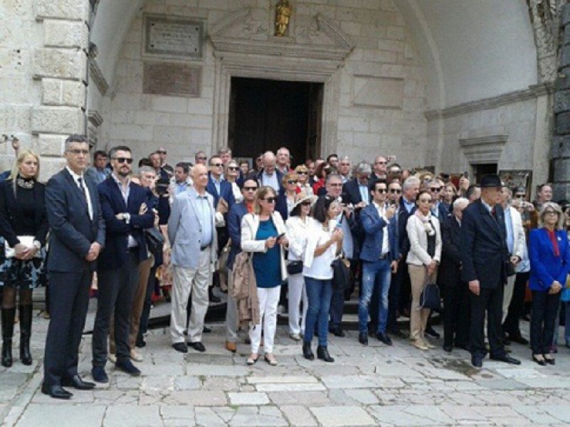 DiplomateispredkatedralesvTripuna