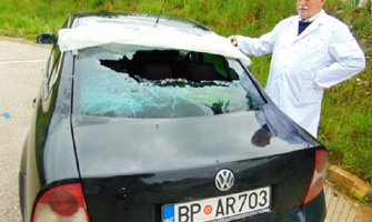 Poslaniku SNP-a Radosavu Rašu Nišaviću demoliran auto ispred bolnice