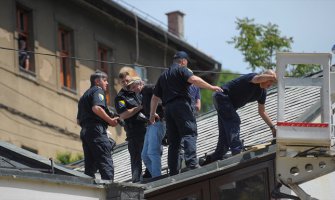 Muškarac prijetio skokom sa krova ambasade Slovenije