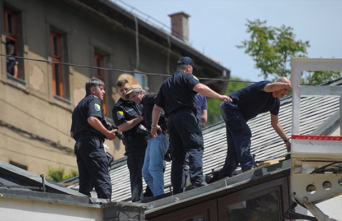 Muškarac prijetio skokom sa krova ambasade Slovenije