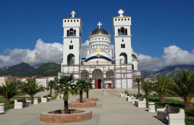 Pomirenje Makedonske crkve i SPC?