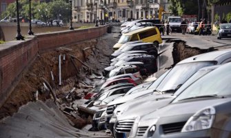 Firenca: Ulica pukla u dužini od 200 metara, propalo 20 automobila (FOTO)