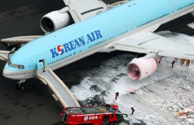 Tokio: Zapalio se motor aviona, evakuisano 319 ljudi