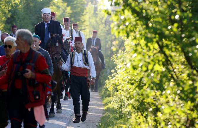 BIH: Defile konjanika krenuo ka jednom od najvećih dovišta muslimana u Evropi