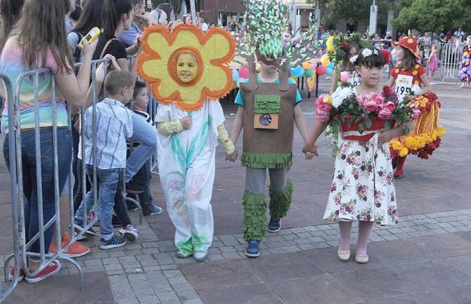 Šarena povorka: Više od 350 maski šetalo Podgoricom