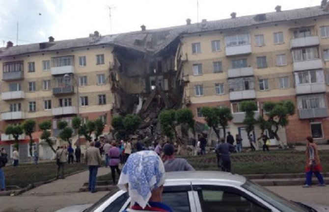 Srušila se petospratnica u Sibiru, jedna osoba poginula (Video)