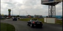 Arogantni vozač „Mercedesa“ čistio put ispred kola hitne pomoći (VIDEO)