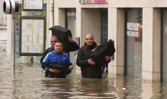 Najmanje devet žrtava u najvećim poplavama u posljednjih 100 godina (FOTO)