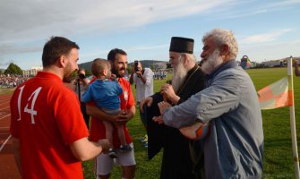 Ekipe filma Montevideo i Mornara igrali za Hram: Amfilohije šutnuo prvi