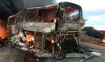 U sudaru kamiona i autobusa najmanje 33 mrtvih