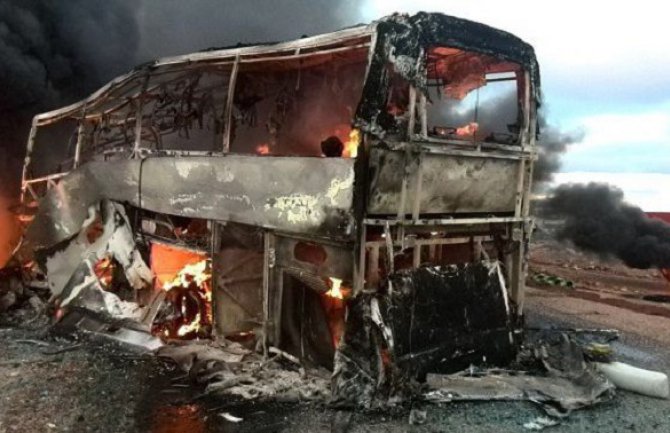 U sudaru kamiona i autobusa najmanje 33 mrtvih