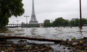 Pariz: Vodostaj Sene blago pao, ali prognoze nisu dobre