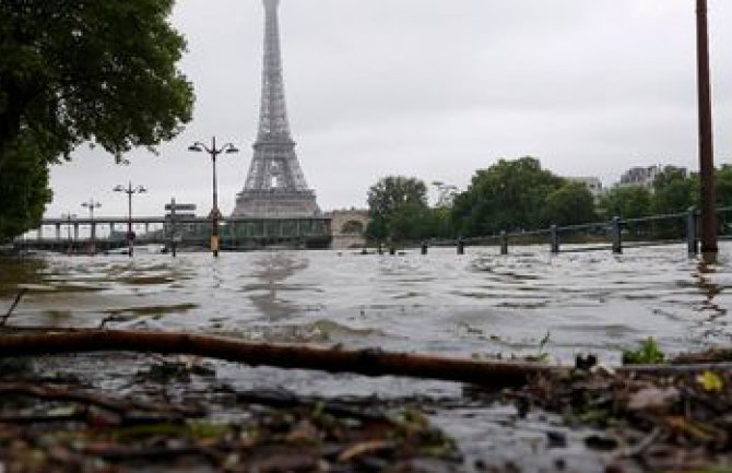 Pariz: Vodostaj Sene blago pao, ali prognoze nisu dobre