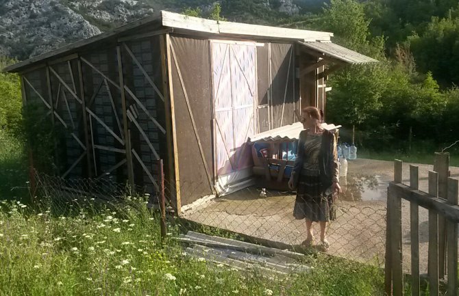 Pomozimo bolesnoj starici koja živi sama u baraci u Sutomoru od 60 eura mjesečno