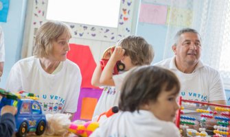 Crnogorske babe i đedovi poručuju: 