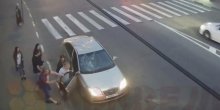 Pobjesneli Rus koji razbija automobil ostaviće vas u nevjerici (VIDEO)