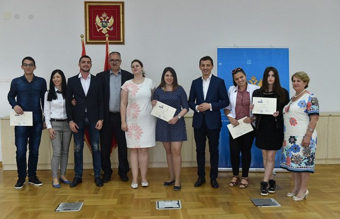 Bošković uručio priznanja za najaktivniji učenički parlament