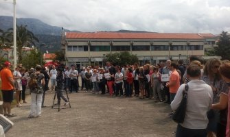 Budva: Protest preko 200 radnika Opštine, traže četiri zaostale zarade