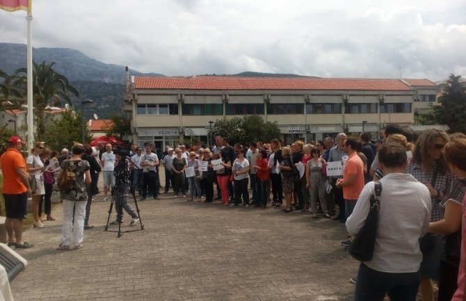 Budva: Protest preko 200 radnika Opštine, traže četiri zaostale zarade