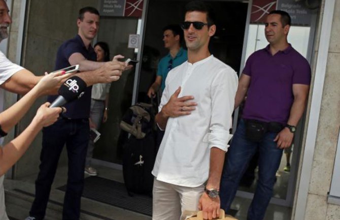 Novak i Jelena stigli u Beograd (FOTO)  