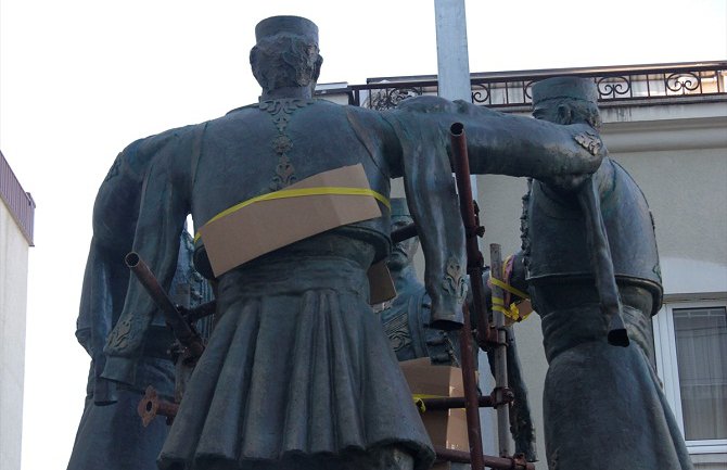 Skulptura crnogorskog ora krasiće park nekadašnje Vlade u Podgorici