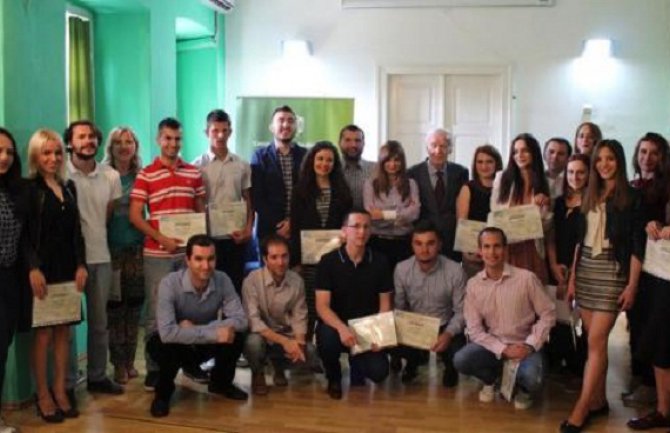 Diplome polaznicima 27. generacije Škole demokratije