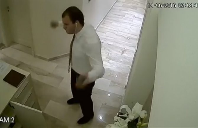 Recepcioner jednog budvanskog hotela dobio otkaz jer se dobro zabavljao na poslu (VIDEO)