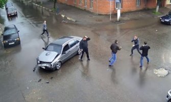 Moskva: Poslije udesa pretukli bahatog vozača (VIDEO)