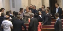 Poslanici se potukli u Vrhovnoj radi Ukrajine  (VIDEO)