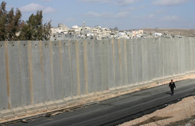 Izrael podiže betonski zid prema Gazi