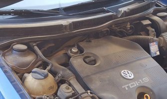 U Bijelom Polju pronađena velika zmija u automobilu