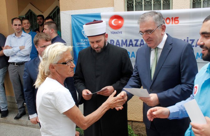  Ambasada Turske i IZ poklonili 400 vaučera za kupovinu povodom ramazana