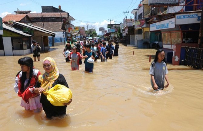 Indonezija: Najmanje 24 mrtvih i 26 nestalih u poplavama