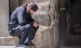 Monah sa Ostroga: Omladina nam je zombirana, nadrogirana, sve je gore i gore