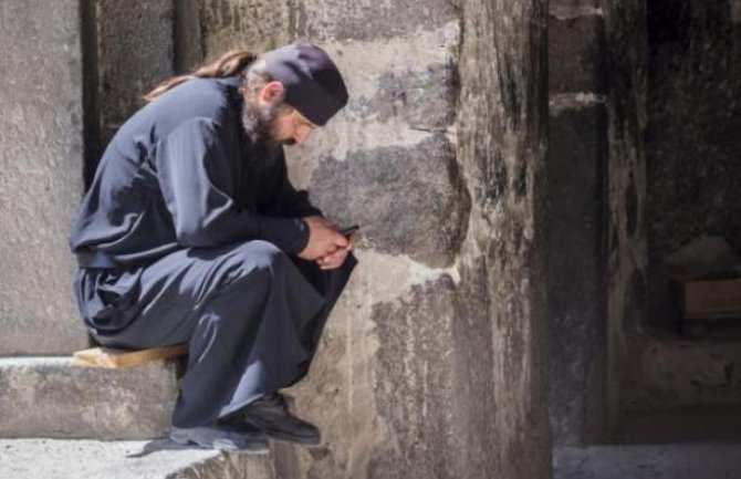 Monah sa Ostroga: Omladina nam je zombirana, nadrogirana, sve je gore i gore