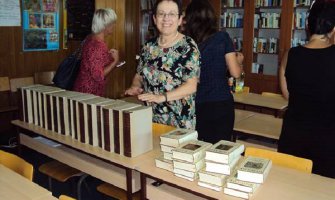 Štajnaker donirala ormare i knjige biblioteci Filološkog fakulteta, a studentima stipendije