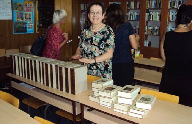 Štajnaker donirala ormare i knjige biblioteci Filološkog fakulteta, a studentima stipendije
