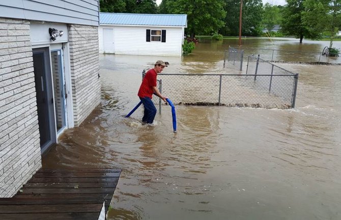 SAD: Raste broj žrtava u poplavama, do sada poginule 23 osobe