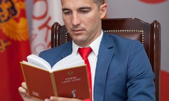 Bečić: Katnić da kaže ko vodi specijalni rat protiv njega